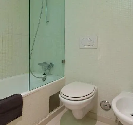 Santa Catarina - No Centro Da Com Garagem, Perto Do Timeout Market * 리스본